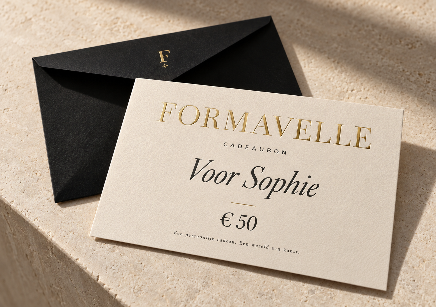 Persoonlijke crème Formavelle cadeaubon met goudfolie in een zwarte envelop